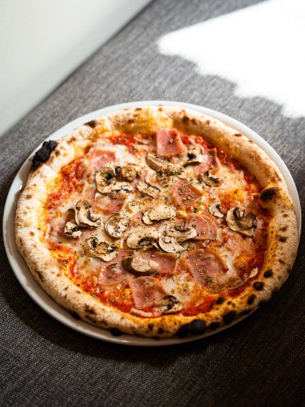 Pizza Prosciutto e Funghi con mozzarella, jamón y champiñones del restaurante Francescos