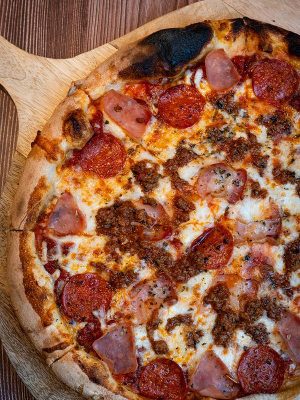 Pizza Brooklyn de Francesco’s en Alcalá de Henares, con pepperoni, carne picada y jamón sobre masa artesanal y base de tomate italiano.